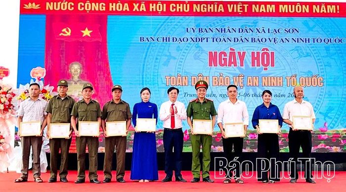 Lãnh đạo xã Lạc Sơn trao Giấy khen cho các tập thể, cá nhân có thành tích xuất sắc trong phong trào Toàn dân bảo vệ an ninh Tổ quốc