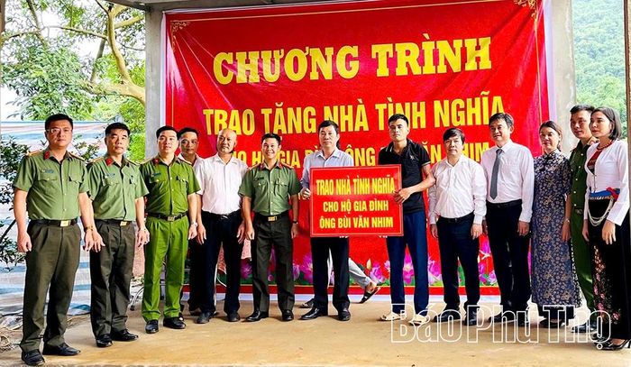 Các đại biểu dự ngày hội khánh thành nhà tình nghĩa cho gia đình ông Bùi Văn Nhim.