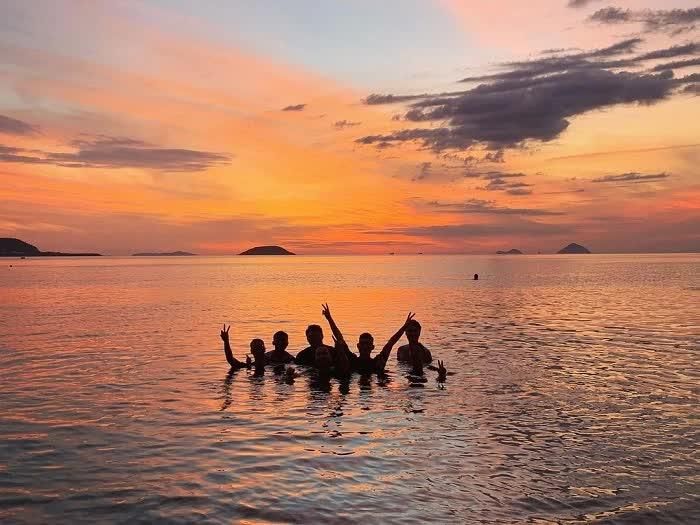Biển Nha Trang thu hút du khách mỗi dịp hè