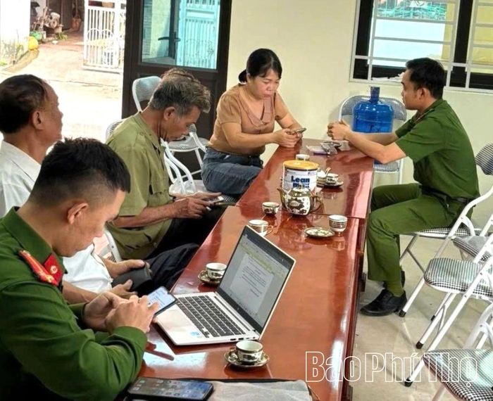 Công an xã Tề Lỗ hỗ trợ người dân tích hợp thông tin trên ứng dụng VNeID.