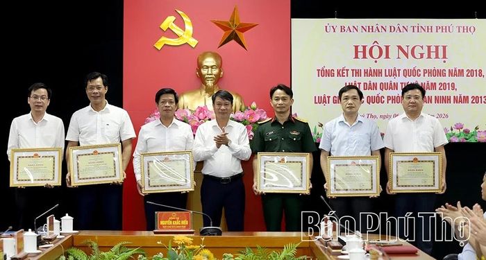 Phó Chủ tịch UBND tỉnh Nguyễn Khắc Hiếu trao tặng Bằng khen của Chủ tịch UBND tỉnh cho các tập thể có thành tích xuất sắc trong thực hiện các luật về quốc phòng, quân sự địa phương.