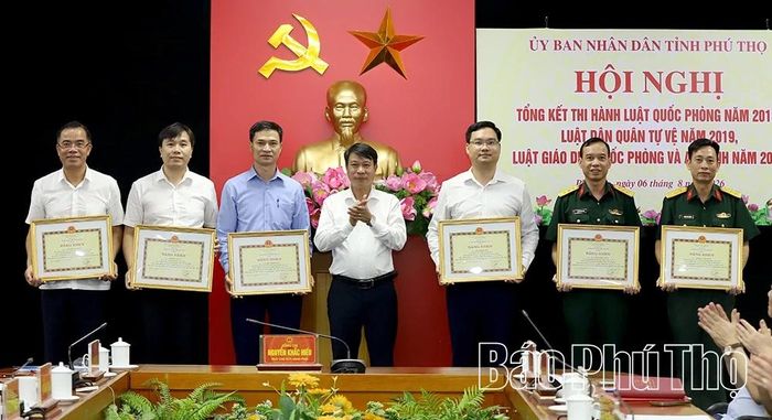 Phó Chủ tịch UBND tỉnh Nguyễn Khắc Hiếu trao tặng Bằng khen của Chủ tịch UBND tỉnh cho các cá nhân có thành tích xuất sắc trong thực hiện các luật về quốc phòng, quân sự địa phương.