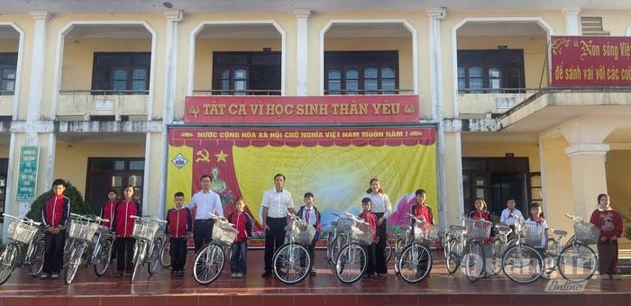 Ban Giám hiệu Trường tiểu học và THCS Nam Trạch trao tặng xe đạp cho học sinh có hoàn cảnh khó khăn - Ảnh: PV