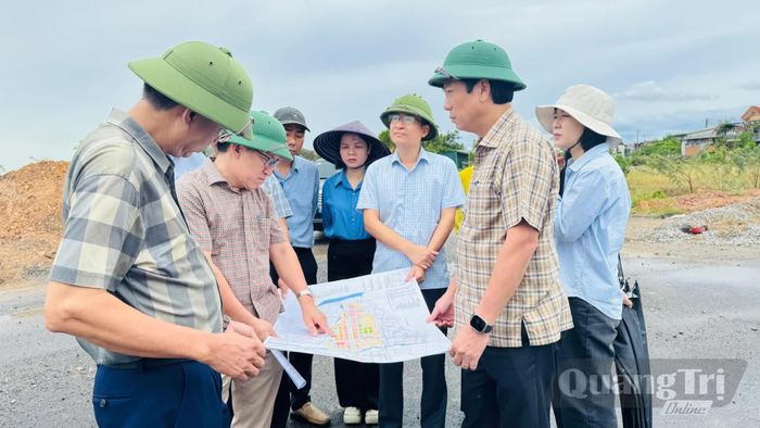 Đồng chí Hoàng Nam, Phó Chủ tịch Thường trực UBND tỉnh nghe báo cáo tình hình thực hiện dự án Khu dân cư Bắc Sông Hiếu giai đoạn 2 - Ảnh: M.T
