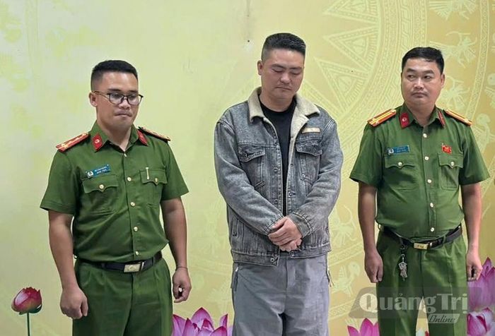 Cơ quan chức năng tống đạt quyết định khởi tố bị can và thi hành lệnh bắt bị can để tạm giam đối với Nguyễn Đình Phùng - Ảnh: T.K