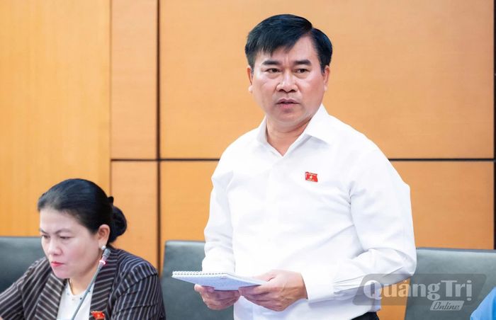 Đồng chí Võ Tiến Nghị, Phó Tư lệnh Bộ đội Biên phòng thảo luận tại tổ - Ảnh: N.M