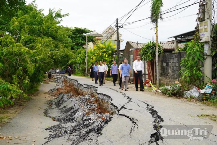 Đoạn đường lún sụt có chiều dài hơn 60m, bề rộng trung bình khoảng 3,5m, độ sâu từ 0,5-1,7m - Ảnh: H.L