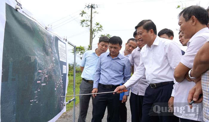 Đồng chí Lê Hồng Vinh, Chủ tịch UBND tỉnh khảo sát địa điểm xây dựng nhà ga - Ảnh: C.H