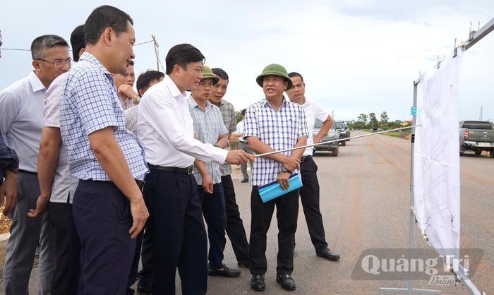 Kiểm tra tiến độ thực hiện các dự án tái định cư tại phường Đồng Sơn - Ảnh: C.H
