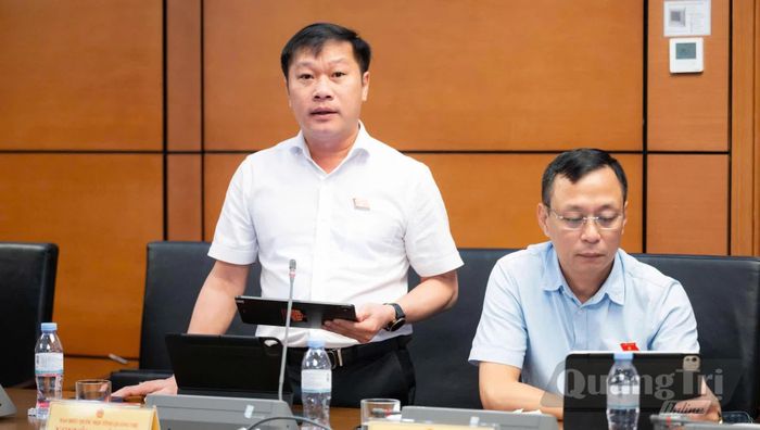 Đồng chí Nguyễn Khánh Vũ, Bí thư Đảng ủy, Chủ tịch HĐND phường Quảng Trị thảo luận tại tổ - Ảnh: N.M