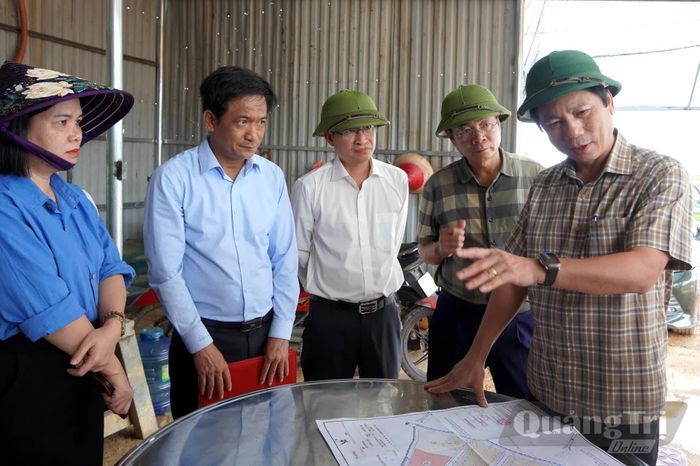 Đồng chí Hoàng Nam, Phó Chủ tịch Thường trực UBND tỉnh kiểm tra tại dự án Hạ tầng kỹ thuật khu đất ở khu vực Đồng Bàu Miệu - Ảnh: H.Tr