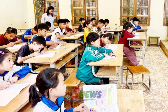 Lớp học tiếng Anh miễn phí thu hút đông đảo thiếu nhi xã Phiêng Pằn tham gia.
