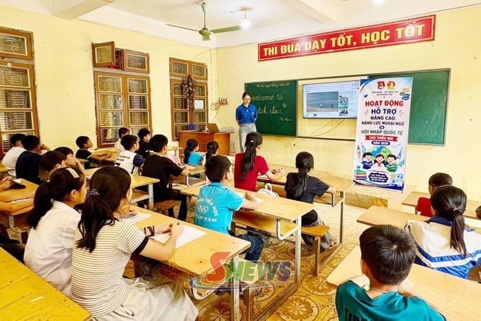 Lớp học tiếng Anh miễn phí cho thiếu nhi xã Phiêng Pằn trong dịp hè.