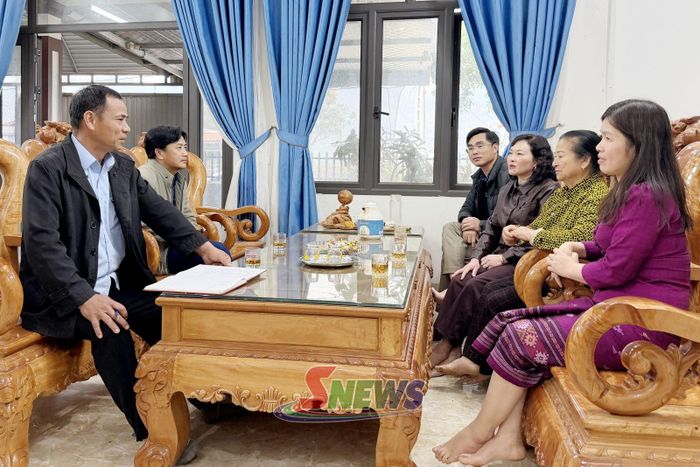 Cán bộ xã và Ban quản lý bản Yên Thi tuyên truyền, vận động người dân chung tay xây dựng nông thôn mới.