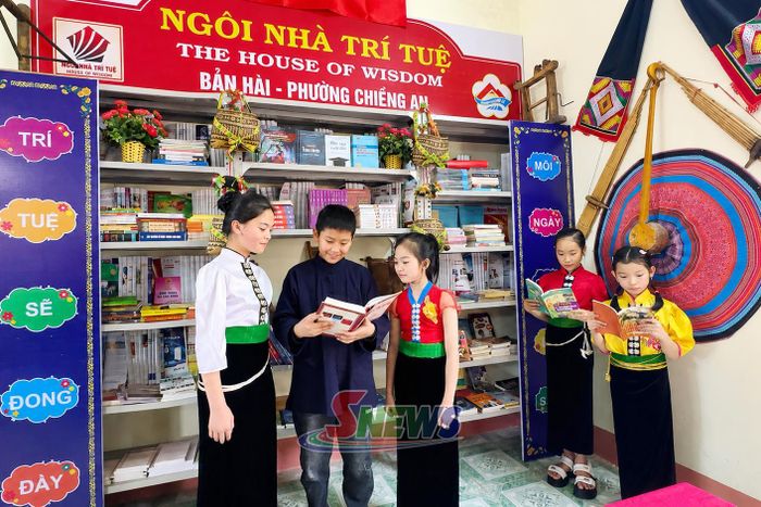 Học sinh bản Hài, phường Chiềng An đọc sách tại “Ngôi nhà trí tuệ”.