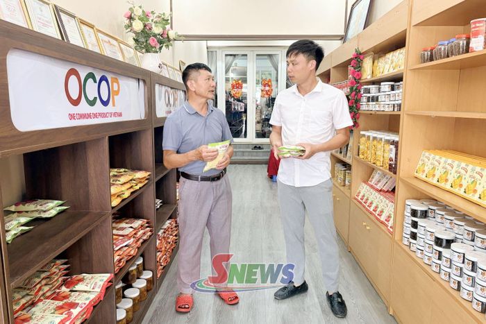 Ông Phạm Văn Quyết, Giám đốc HTX Nông nghiệp Quyết Thanh (bên trái), giới thiệu các sản phẩm OCOP của HTX.