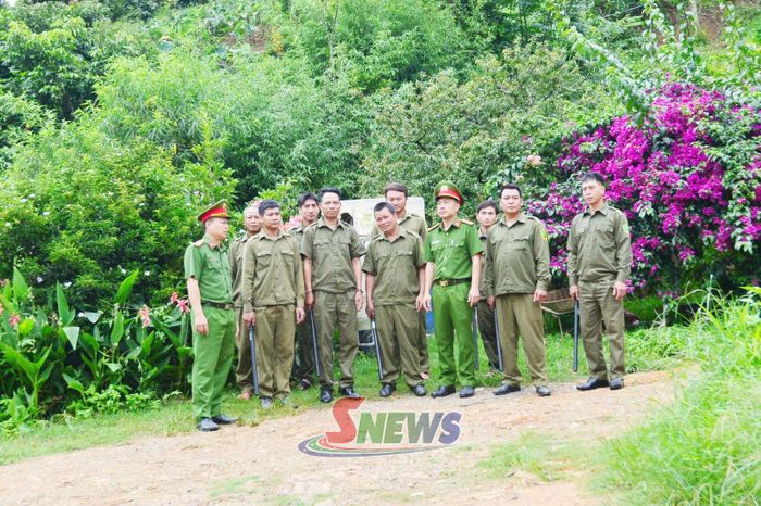 Công an xã Phiêng Khoài cùng lực lượng an ninh trật tự cơ sở tuần tra địa bàn.