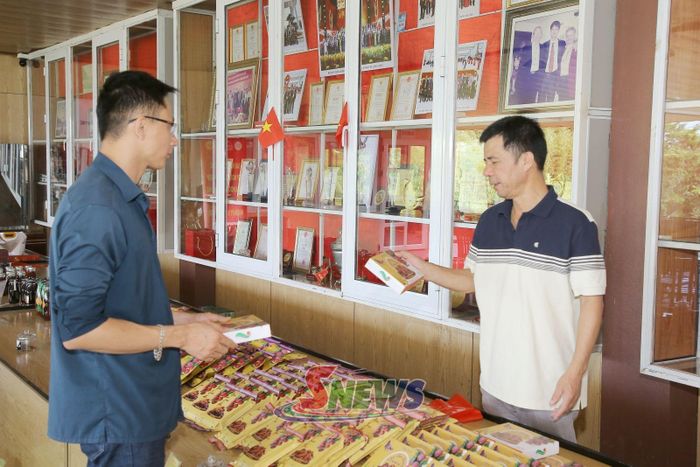 Gian hàng trưng bày sản phẩm của HTX Dịch vụ nông nghiệp 19/5, phường Vân Sơn.