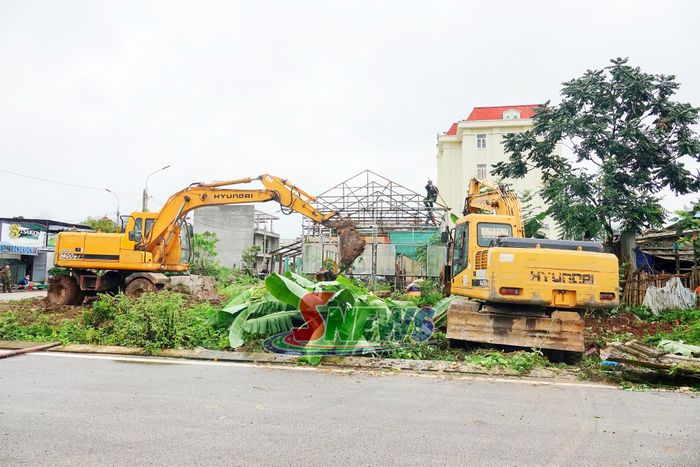 Huy động máy móc tháo dỡ tài sản.