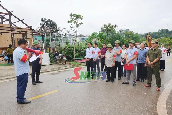 UBND phường Tô Hiệu công bố quyết định cưỡng chế, thu hồi.