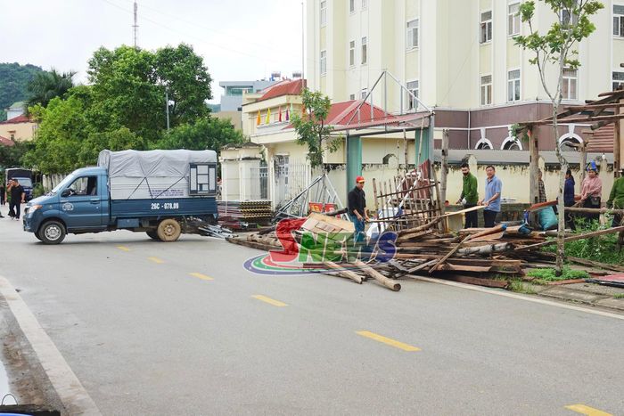 Người dân tự tháo dỡ di chuyển tài sản trong diện thu hồi đất.