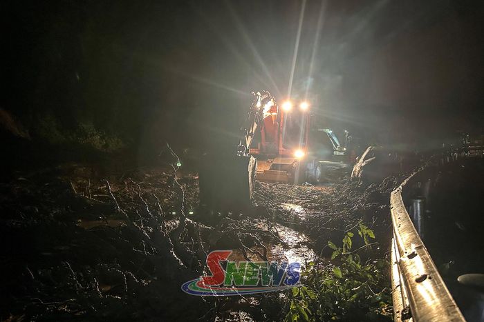Huy động phương tiện, máy móc tiến hành san, gạt đất đá sạt lở trên quốc lộ 6.