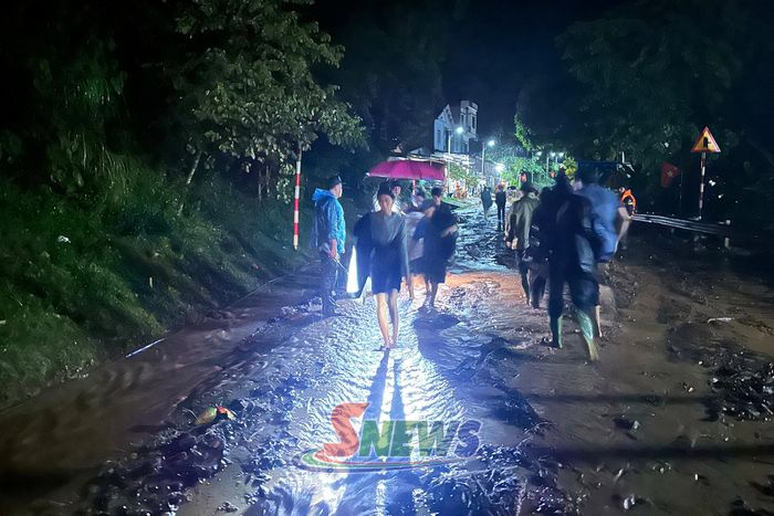 Nhân dân trong vùng nguy cơ sạt lở đất di chuyển đến nơi an toàn.