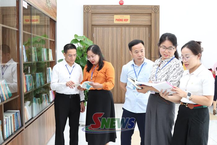 Các đại biểu tham quan các góc sách của Ngôi nhà trí tuệ.