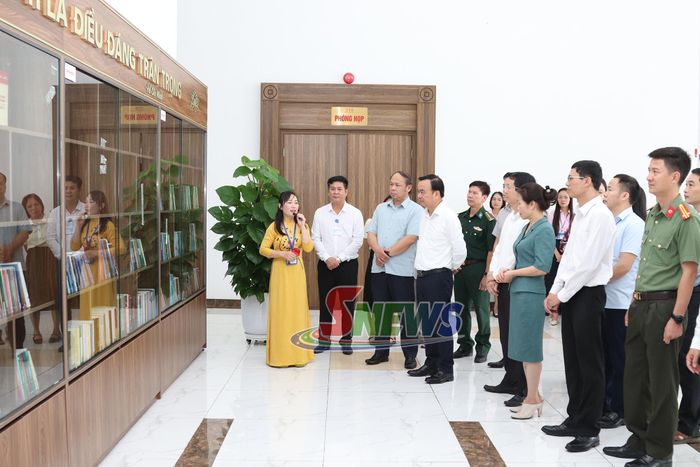 Các đại biểu tham quan Ngôi nhà trí tuệ.