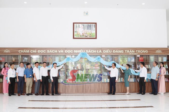 Các đại biểu thực hiện nghi thức khánh thành Ngôi nhà trí tuệ.