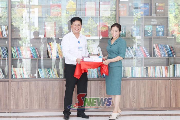 Lãnh đạo Hội Khuyến học tỉnh tặng sách cho Văn phòng UBND tỉnh phục vụ Ngôi nhà trí tuệ.