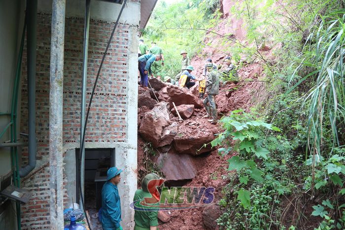 Các lực lượng tham gia khắc phục hậu quả sạt lở đất.