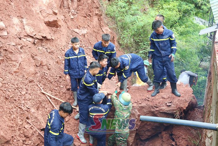 Cán bộ, chiến sĩ Phòng Cảnh sát Phòng cháy, chữa cháy và cứu nạn, cứu hộ, Công an tỉnh tham gia khắc phục hậu quả sạt lở đất.