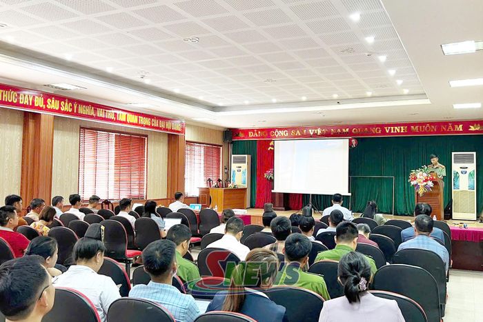 Cán bộ Phòng An ninh mạng và phòng, chống tội phạm sử dụng công nghệ cao, Công an tỉnh tuyên truyền an ninh, an toàn trên không gian mạng tại xã Sông Mã. Ảnh công an cung cấp.
