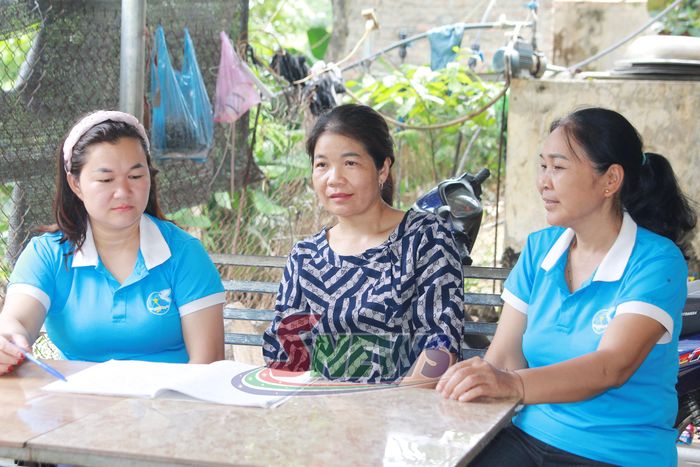 Cán bộ Hội LHPN xã Bắc Yên tuyên truyền hội viên xây dựng nông thôn mới.