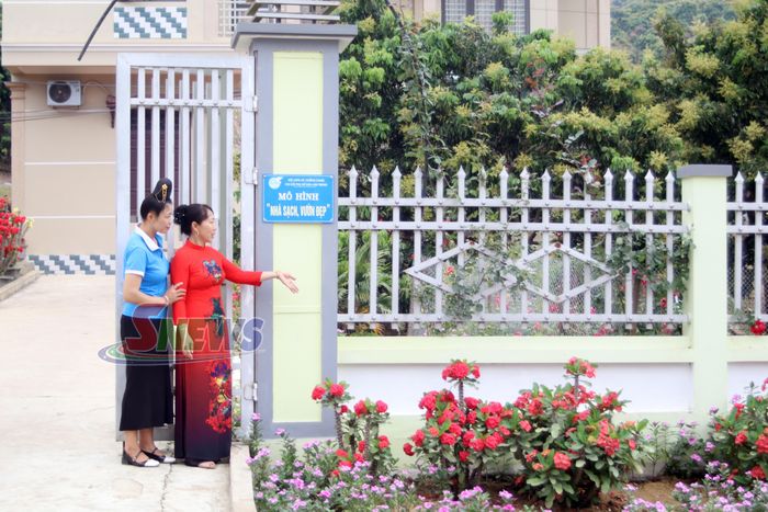 Mô hình "Nhà sạch, vườn đẹp" của hội viên Chi hội Phụ nữ bản Anh Trung, xã Mường Hung.