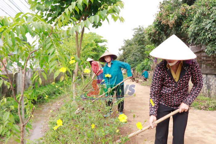 Chi hội Phụ nữ bản Sài Lương, xã Chiềng Sung chăm sóc tuyến đường hoa.
