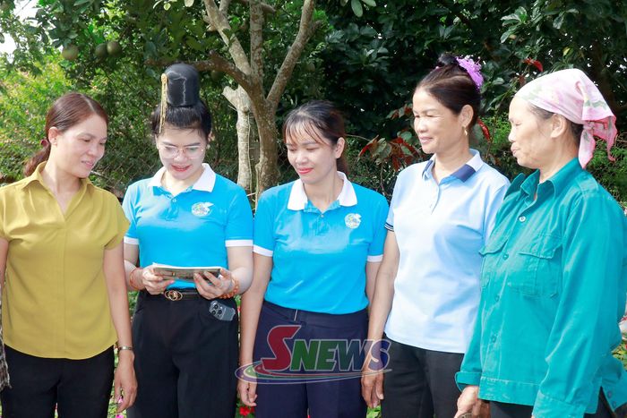 Cán bộ Hội LHPN xã Chiềng Sung tuyên truyền hội viên tham gia cuộc vận động xây dựng gia đình "5 không, 3 sạch".