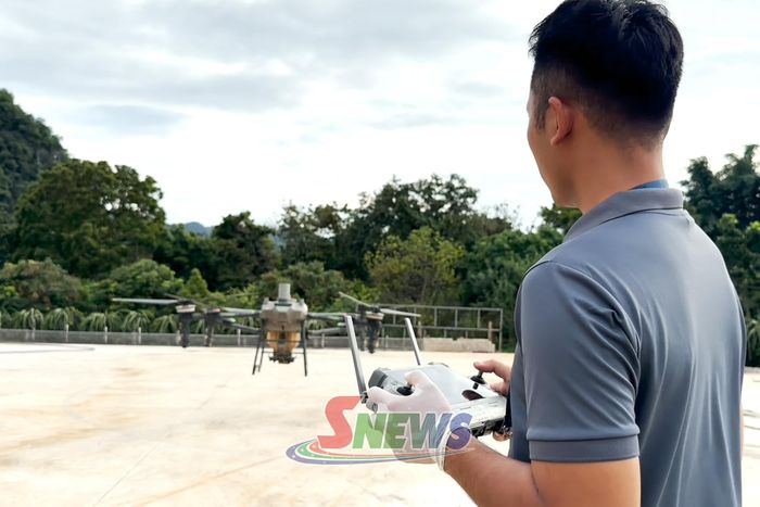 Anh Bùi Việt Hùng, phường Chiềng Cơi vận hành máy bay nông nghiệp T70 phun thuốc cho diện tích cây trồng.