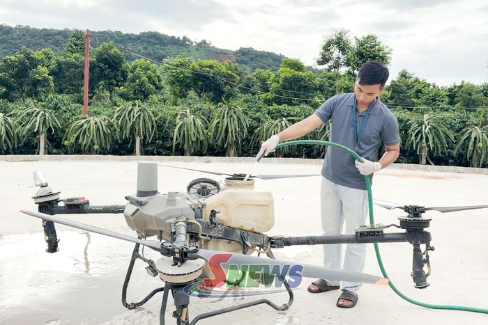 Anh Bùi Việt Hùng, phường Chiềng Cơi vận hành máy bay nông nghiệp T70.