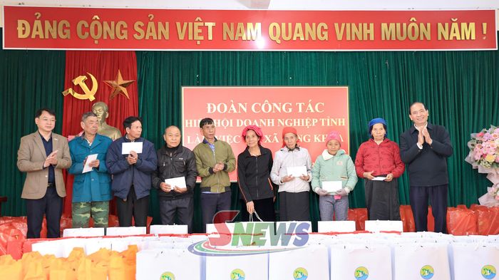 Hiêp hội Doanh nghiệp tỉnh thăm, tặng quà gia đình chính sách xã Song Khủa.