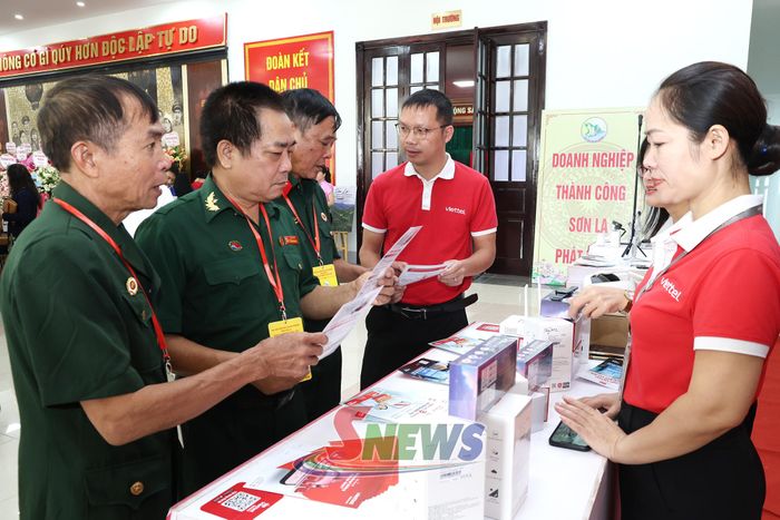 Đại biểu trải nghiệm gian hàng của Viettel Sơn La tại Đại hội Hiệp hội Doanh nghiệp tỉnh lần thứ IV.