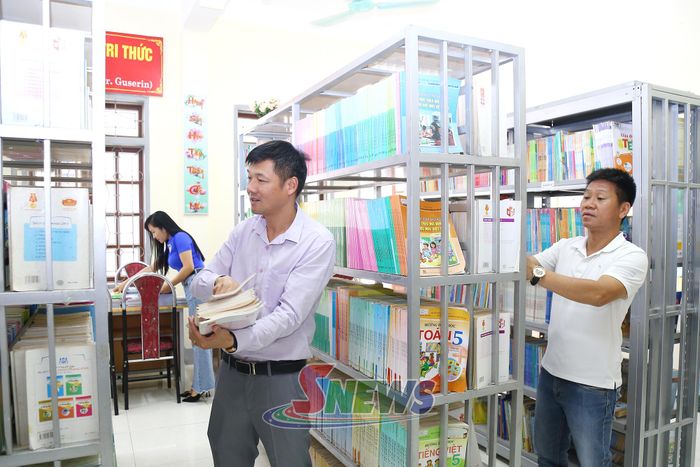 Giáo viên và nhân viên thư viện Trường Tiểu học Tô Hiệu sắp xếp sách giáo khoa tại thư viện.