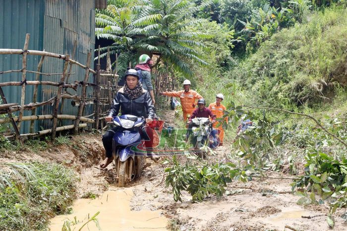 Đường vào bản Lẩy khó khăn