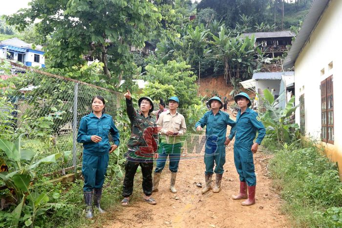 Lực lượng Ban CHQS xã Muổi Nọi và dân quân xã kiểm tra khu vực có nguy cơ sạt lở.