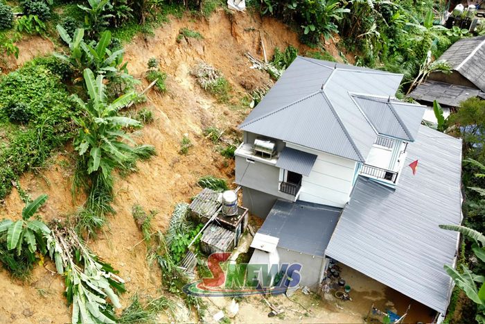 Đất đá sạt lở vào nhà dân bản Lẩy, xã Muổi Nọi.