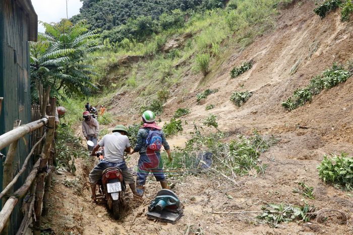 Đường vào bản Lẩy khó di chuyển, vì sạt lở đất đá.