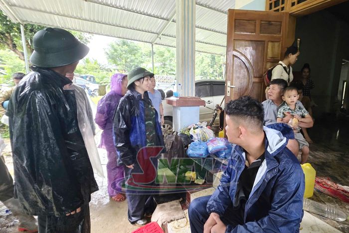Lãnh đạo xã Muổi Nọi động viên nhân dân tại khu vực bố trí ở tạm.