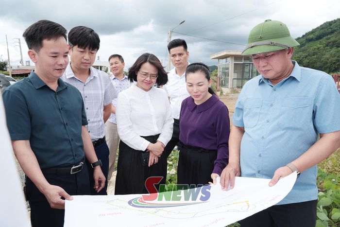 Chủ đầu tư và nhà thầu báo cáo tiến độ Dự án đầu tư xây dựng Trung tâm Chính trị - hành chính xã Mai Sơn.