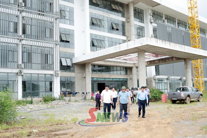Đoàn công tác kiểm tra tiến độ dự án đầu tư xây dựng Trung tâm Chính trị - hành chính xã Mai Sơn.
